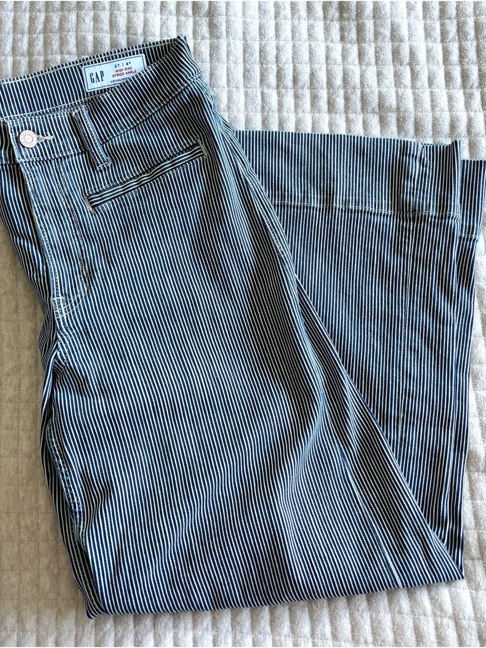 GAP high rise stride denim ankle crop in railroad stripe (navy/white)